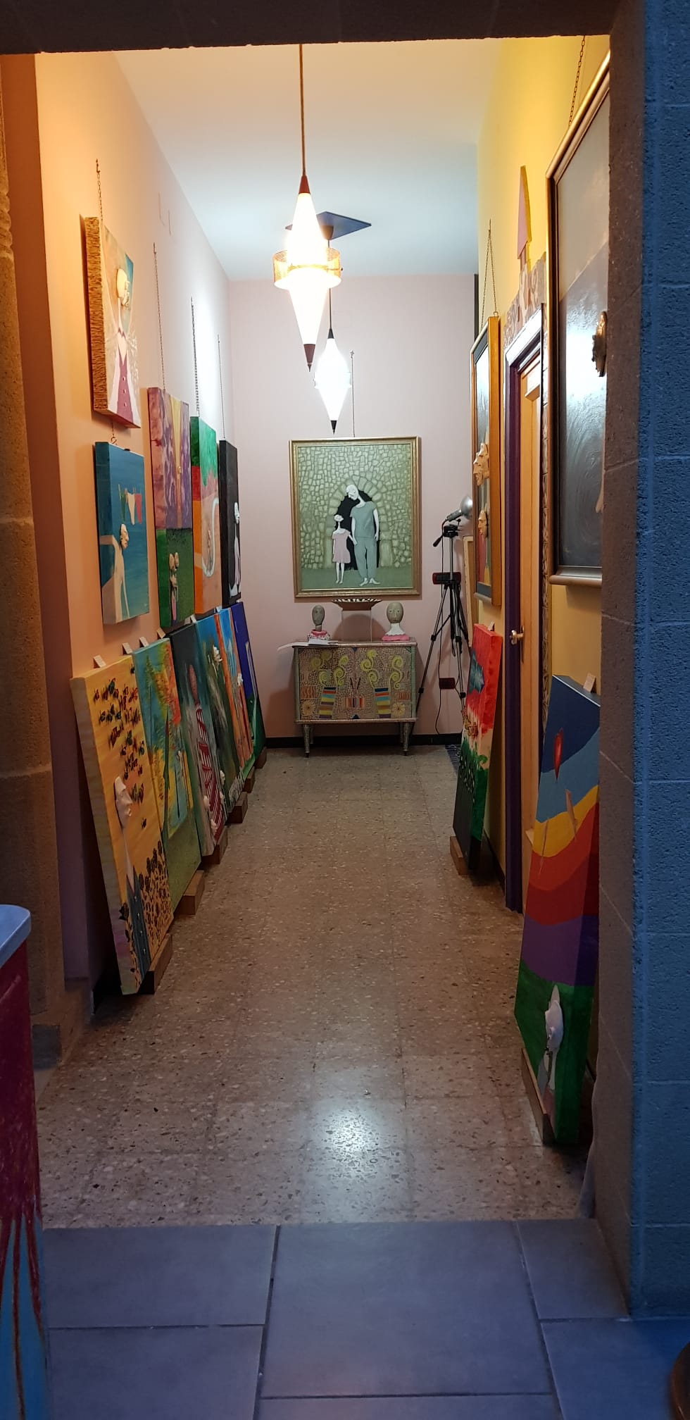 GIORGIO DE CESARIO INAUGURA “SFASCISMO” E CELEBRA I VENT’ANNI DE LA CASA DEGLI ARTISTI: A GALLIPOLI L’ARTE DIVENTA MEMORIA, DENUNCIA E SPERANZA - La Casa degli Artisti via Lepanto, 1 73014 Gallipoli Lecce Italia, Gallipoli (LE) - Un doppio appuntamento all’insegna dell’arte, della riflessione e della condivisione animerà Gallipoli sabato 27 giugno 2026. Nella suggestiva cornice...