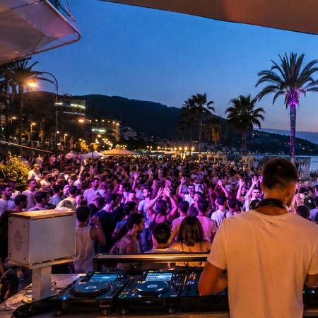 Balliamoci l'Estate - Molo delle Tartarughe, Diano Marina (IM) - dalle 21:00
Musica, intrattenimento e animazione con Gianni Rossi.
Luogo: Molo delle Tartarughe
Ingresso libero