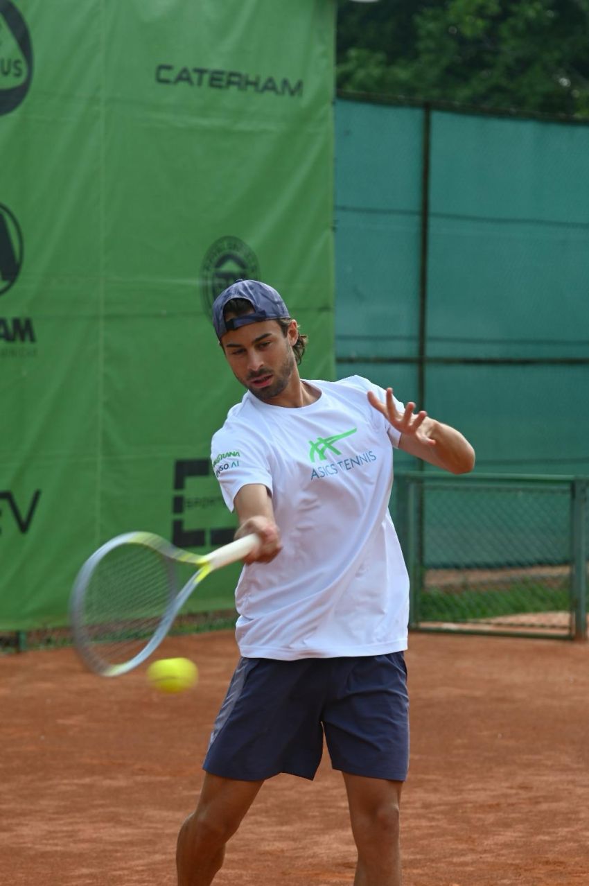 Andrea Gola - la vita da tennista  - Via Parco della Gioventù, Cuneo (CN) - 



Andrea Gola, gioca a tennis dall'età di 6 anni. cresciuto nel vivaio del country club di Cuneo dove ha giocato dalle giovanili fino alla Serie B....