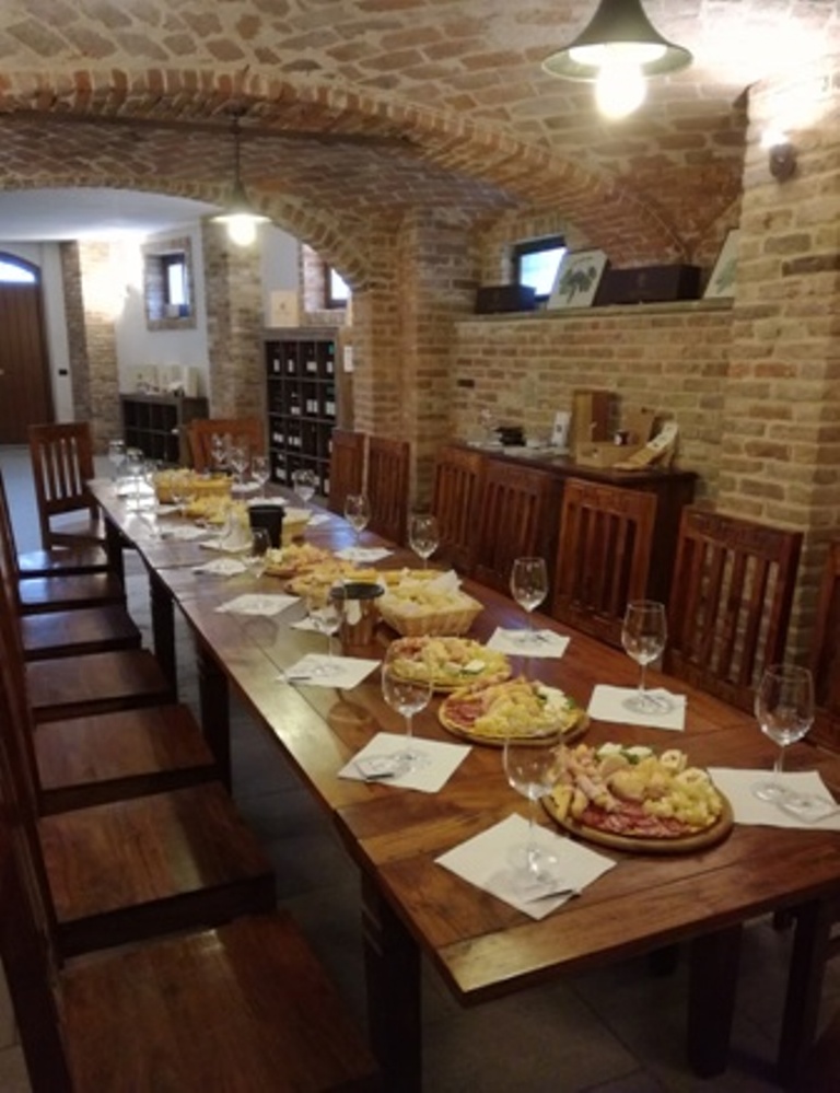 PODERI MORETTI cantina aperta per visita guidata e degustazione -  Frazione Occhetti 40, Monteu Roero (CN) - PODERI MORETTI cantina aperta per visita guidata e degustazione pregiati vini di Alba Langhe e Roero 2026
Poderi Moretti – Cascina Occhetti – Monteu...