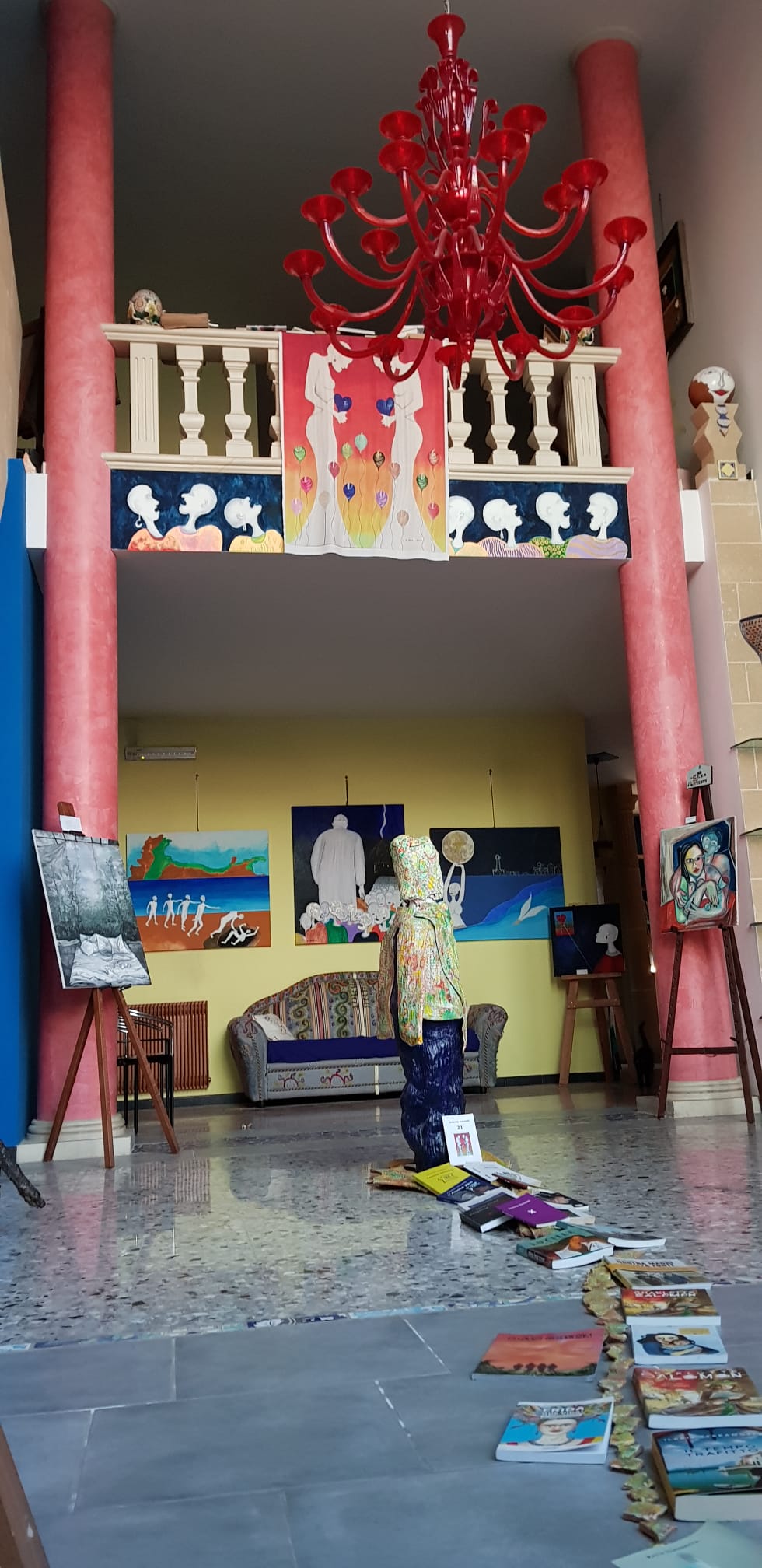 GIORGIO DE CESARIO INAUGURA “SFASCISMO” E CELEBRA I VENT’ANNI DE LA CASA DEGLI ARTISTI: A GALLIPOLI L’ARTE DIVENTA MEMORIA, DENUNCIA E SPERANZA - La Casa degli Artisti via Lepanto, 1 73014 Gallipoli Lecce Italia, Gallipoli (LE) - Un doppio appuntamento all’insegna dell’arte, della riflessione e della condivisione animerà Gallipoli sabato 27 giugno 2026. Nella suggestiva cornice...