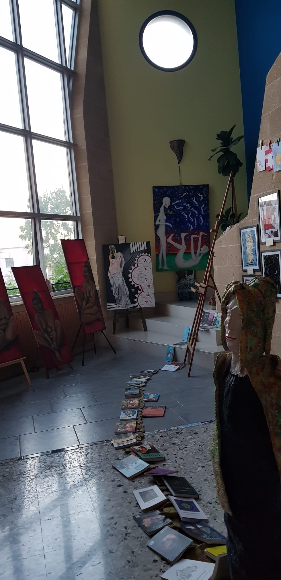 GIORGIO DE CESARIO INAUGURA “SFASCISMO” E CELEBRA I VENT’ANNI DE LA CASA DEGLI ARTISTI: A GALLIPOLI L’ARTE DIVENTA MEMORIA, DENUNCIA E SPERANZA - La Casa degli Artisti via Lepanto, 1 73014 Gallipoli Lecce Italia, Gallipoli (LE) - Un doppio appuntamento all’insegna dell’arte, della riflessione e della condivisione animerà Gallipoli sabato 27 giugno 2026. Nella suggestiva cornice...