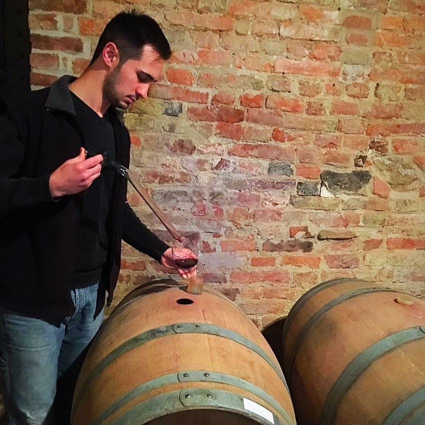PODERI MORETTI offenes Weingut für Besuche und Weinproben wein von Alba, Langhe und Roero,  samstags und sonntags 2026 - Frazione Occhetti 15 e 40 Monteu Roero, Alba (CN) - Weinkeller nach Vereinbarung geöffnet. Dauer 2 Stunden. 
Der Weinkeller ist samstags um 10.30 Uhr und 15.00 Uhr, sonntags um 10.30 Uhr an folgenden T...