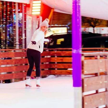 Pista di pattinaggio sul ghiaccio - Piazza della Libertà, Alassio (SV) - Da sabato 29 novembre fino a domenica 11 gennaio 2026 la magia del Natale passa anche attraverso una pista di pattinaggio sul ghiaccio in Piazza della...