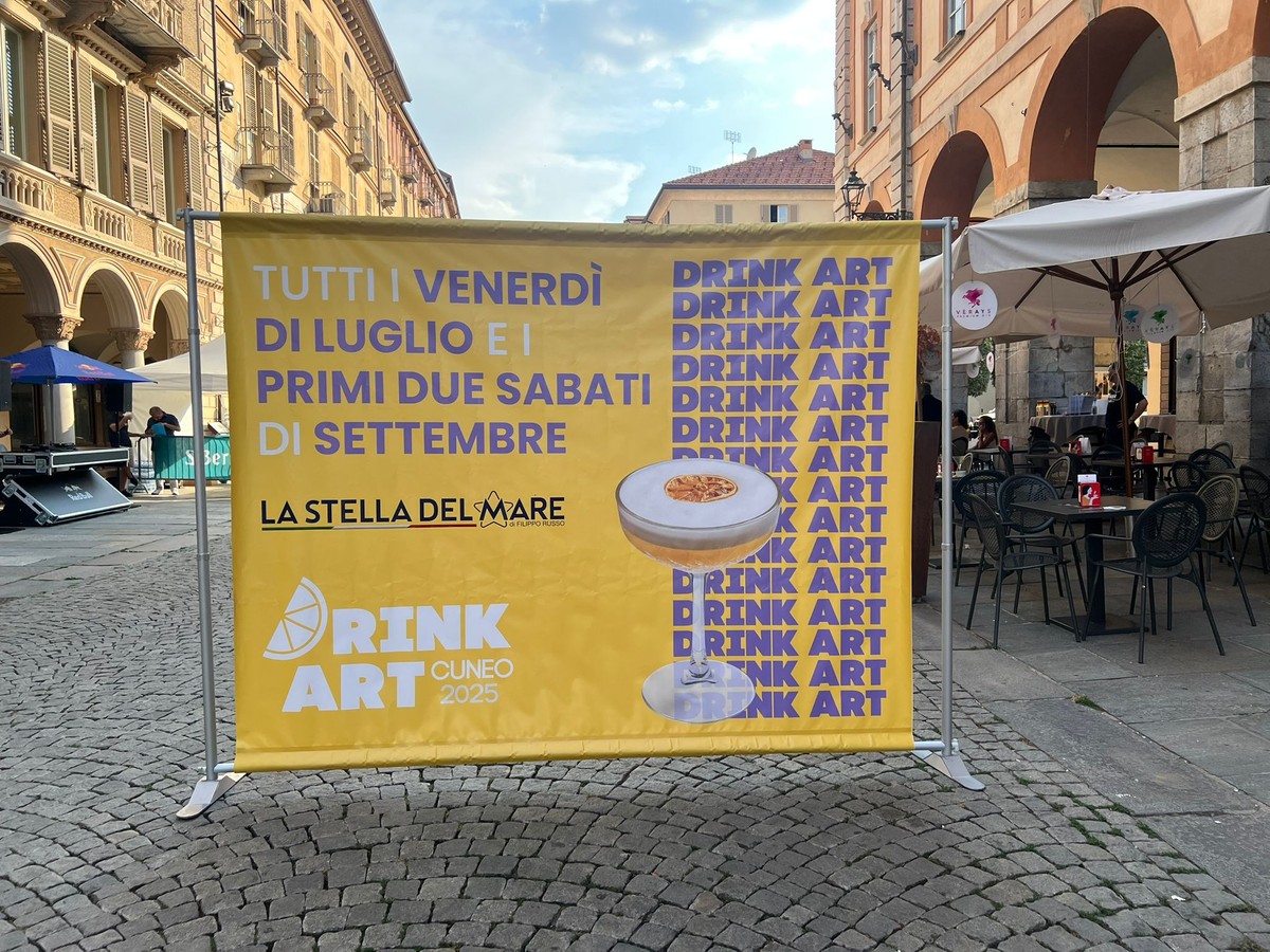 Drink Art - via Roma, Cuneo (CN) - ha preso finalmente il via a Cuneo, con il taglio del nastro davanti al Municipio, l'evento più atteso dell'estate: Drink Art, un evento che unisce gu...