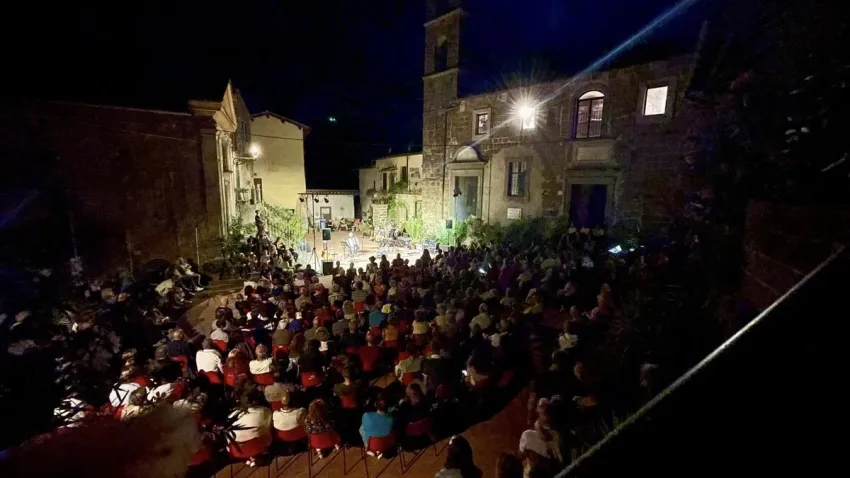 Piccole Serenate Notturne - Piazza dell’Oratorio, Vallerano (VT) - Nella suggestiva Piazza dell'Oratorio, tre concerti e un'appendice nel programma della Notte delle candele 2025.
Anche quest'anno, dal 20 al 30 agosto...