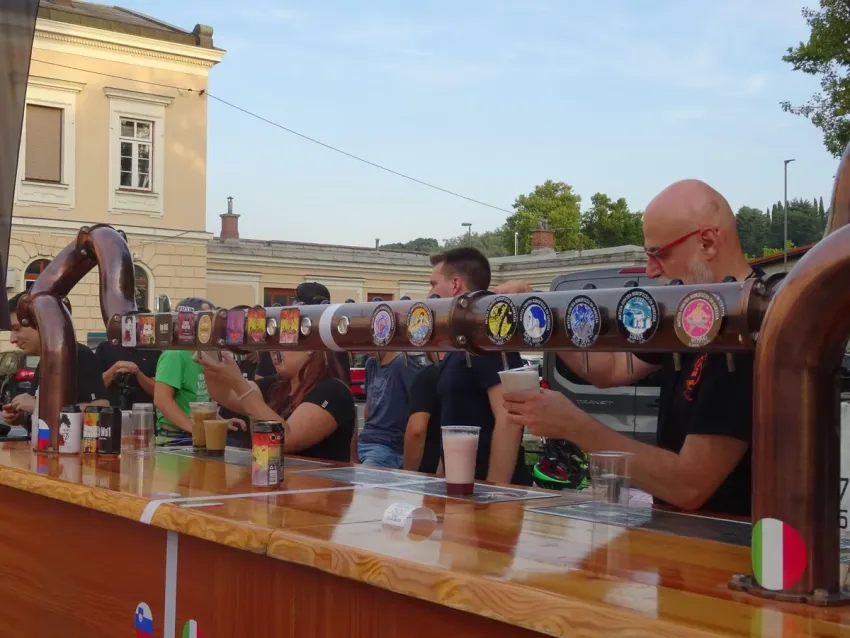 Borderless Beer Fest - Piazza della Transalpina / Trg Evrope, Gorizia (GO) - Venerdì 29 e sabato 30 agosto 2025 Gorizia e Nova Gorica ospiteranno la quinta edizione di uno degli appuntamenti più originali e simbolici dell'estat...