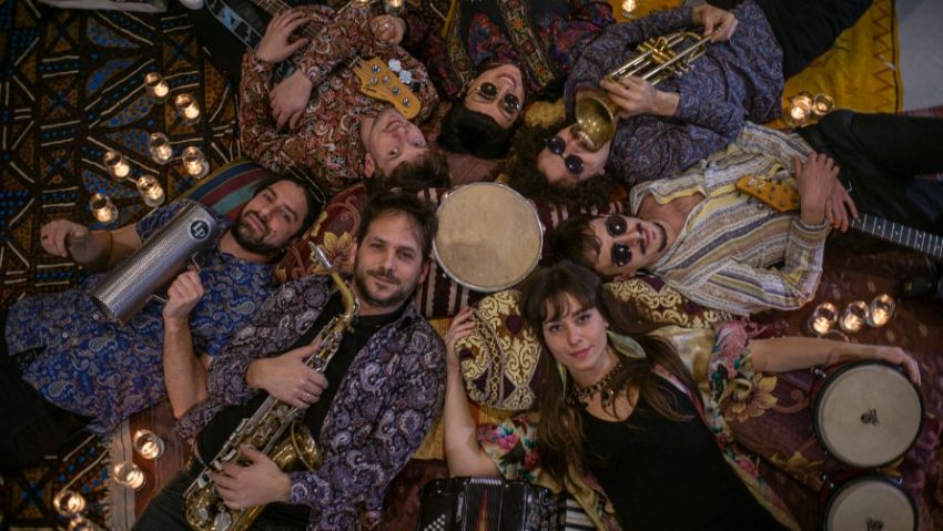AIKAR ORKESTRA - Cortile Officina Santachiara - Via Cacciatori della Alpi, 4 Cuneo, Cuneo (CN) - Composta da musicisti provenienti dal Cile, Portogallo e Italia, dal 2023, Aikar Orkestra, porta in giro per il mondo la musica tradizionale delle cul...