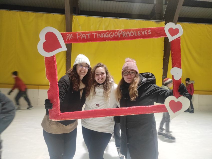 SAN VALENTINO ON ICE - Via Vittorio Nazzari, 3, Pradleves (CN) - EmotionAlp ti aspetta alla pista di pattinaggio per festeggiare San Valentino in modo unico ed alternativo. Per l'occasione la pista sarà addobbata e...
