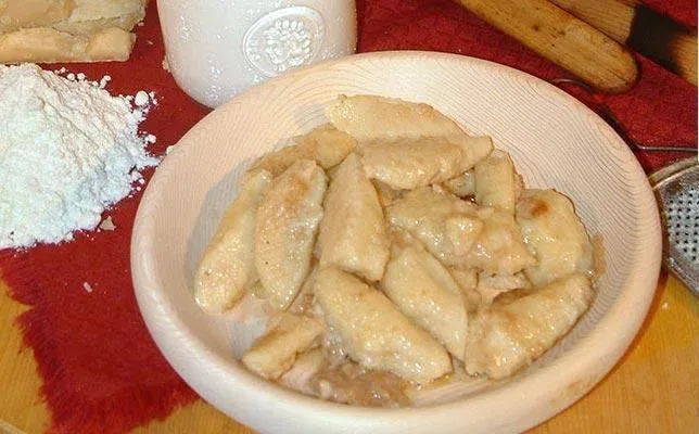 Festa dei Gnochi con la Fioreta - Centro città, Recoaro Terme (VI) - Festa dedicata agli gnocchi con la fioretta, ricetta tradizionale di Recoaro Terme, in provincia di Vicenza. Si possono degustare i tipici "gnocchi co...