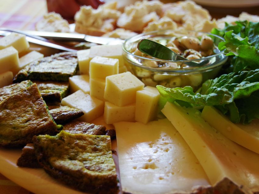 SERATE GASTRONOMICHE - Pradleves, Pradleves (CN) - All'Abrì di Pradleves, come ogni mese, i venerdì sera di maggio saranno animati dalle serate gastronomiche con piatti “glocal”. Serate gastronomiche o...