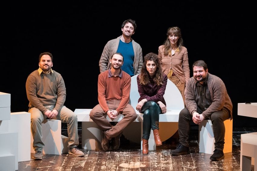 SECONDA CLASSE - Teatro Toselli, Cuneo (CN) - Spettacolo audiodescritto drammaturgia originale Controcanto Collettivoidea e regia Clara Sancriccacon Federico Cianciaruso, Riccardo Finocchio, Marti...