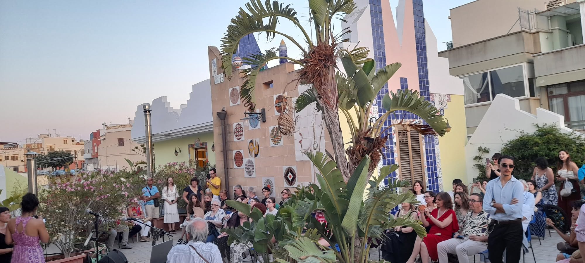 9.	Gallipoli celebra la cultura: sulla terrazza della Casa degli Artisti la presentazione di "Dentro di me"  - Via Lepanto, 1, Gallipoli (LE) - Proseguono gli appuntamenti culturali promossi dalla Casa degli Artisti di Gallipoli nell'ambito delle rassegne Ars Gratia Artis e Sfascismo, ideate d...