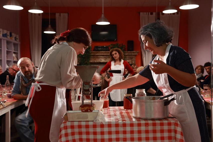SAGA SALSA - Officina Santachiara, Cuneo (CN) - Spettacolo inaugurale della Rassegna ed evento speciale Cena + Teatro. Prenotazione obbligatoria fino ad esaurimento posti. Saga salsa è memoria di fa...