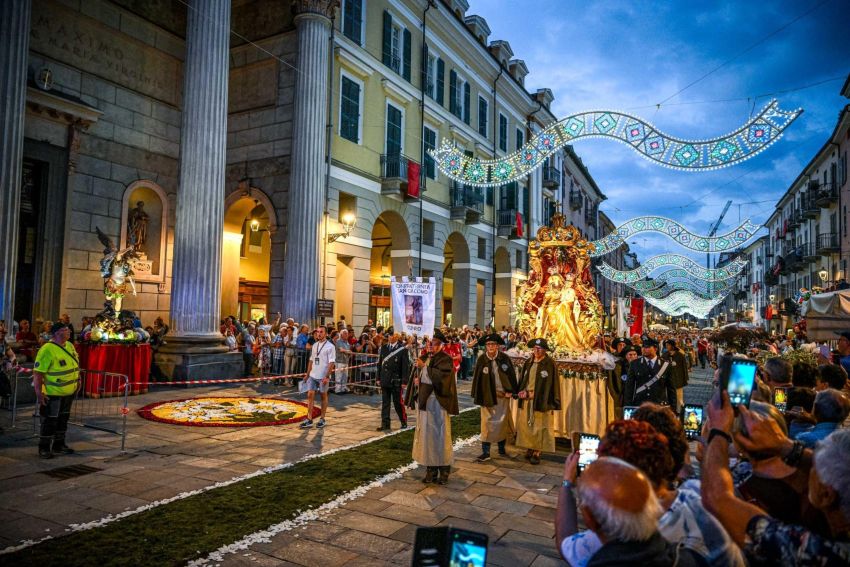 Madonna del carmine - Spettacoli, Cuneo (CN) - Sabato 11 luglio in Contrada Mondovì, via Roma e piazza Galimberti (Cuneo), dalle ore 20.30 alle ore 23.30, Solenne Processione della Madonna del Carm...