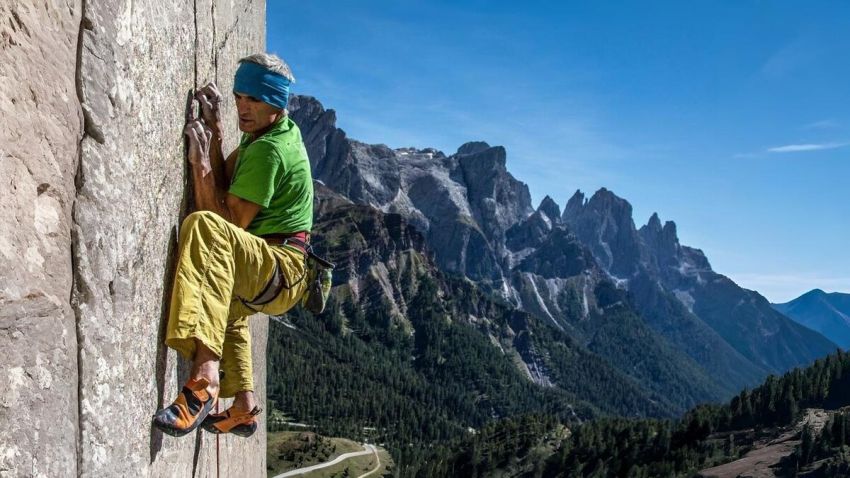 Un'ora per acclimatarsi... Con Manolo - Piazza dell'Ala a Vernante, Vernante (CN) -
A Vernante incontro con l'alpinista Maurizio Zanolla "Manolo", pioniere del free climbing in Italia, Sofia Farina de L'AltraMontagna, la Guida escur...