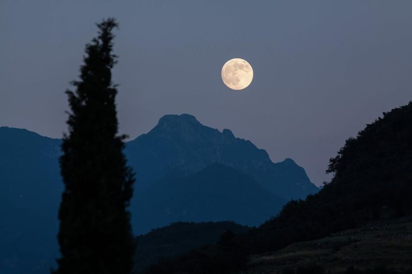 ESCURSIONI CIME AL CHIARO DI LUNA - Tintarella di luna - Castelmagno, Castelmagno (CN) - 🌙 𝗧𝗶𝗻𝘁𝗮𝗿𝗲𝗹𝗹𝗮 𝗱𝗶 𝗹𝘂𝗻𝗮𝘊𝘪𝘮𝘦 𝘢𝘭 𝘤𝘩𝘪𝘢𝘳𝘰 𝘥𝘪 𝘭𝘶𝘯𝘢
📅 Venerdì 28 agosto 2026
La seconda escursione del nostro ciclo dedicato alle notti di luna piena ci port...