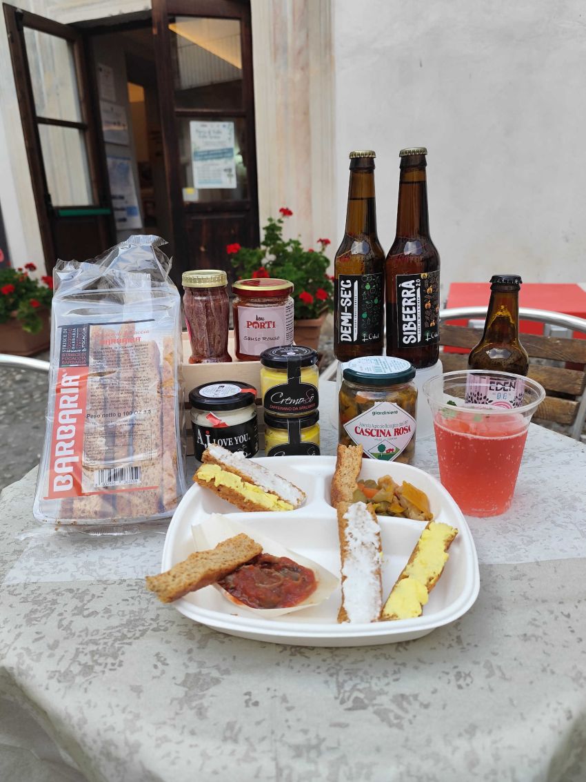 Apericena e karaoke (anche occitano) sotto le stelle - Filatoio di Caraglio - Via Matteotti, 40, Caraglio (CN) - La Porta di Valle propone per 𝘃𝗲𝗻𝗲𝗿𝗱ì 𝟱 𝘀𝗲𝘁𝘁𝗲𝗺𝗯𝗿𝗲 una serata speciale in una location speciale: 𝗮𝗽𝗲𝗿𝗶𝗰𝗲𝗻𝗮 "𝗨𝗻𝗮 𝗩𝗮𝗹𝗹𝗲 𝗻𝗲𝗹 𝗽𝗶𝗮𝘁𝘁𝗼" con prodotti tipici d...