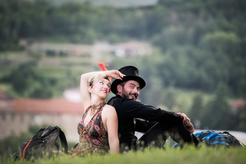 RICETTE E SINFONIE - Salmour, Salmour (CN) - La tournée 2026 di Scavalcamontagne prende il via con una serie di spettacoli teatrali itineranti e passeggiate condivise. Un progetto artistico capac...